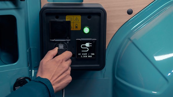 220V V2L utičnice u kabini i prtljažniku- furgon - Renault